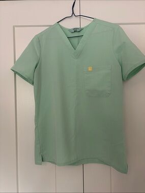 FIGS Mint Green V-Neck Short Sleeve Scrub Top and Cargo Pants